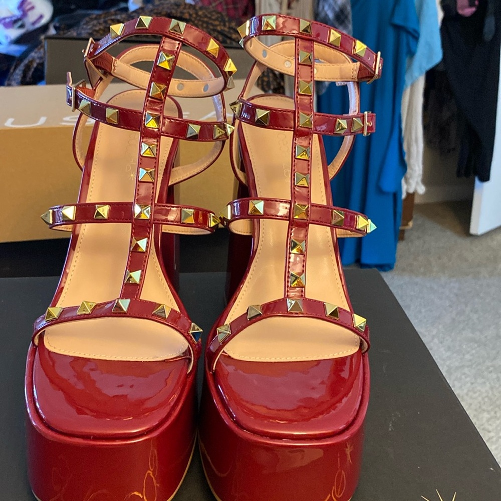 Sexy heeled sandals in biker red.